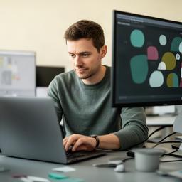 Eyayu Reinisch an einem Arbeitsplatz für digitale Produktentwicklung in Zürich